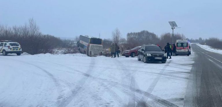 На трасі Львів–Луцьк автобус з’їхав з дороги: є постраждалі (ФОТО) 11 На трасі Львів–Луцьк автобус з’їхав з дороги: є постраждалі (ФОТО)