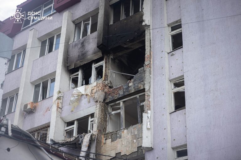 Окупанти двічі вдарили по будинку в Сумах: є травмовані (ВІДЕО)