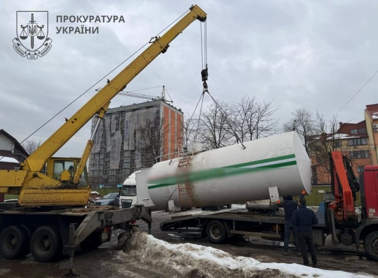 У Франківську викрили нелегальну АЗС із неякісним пальним (ФОТО) 11 У Франківську викрили нелегальну АЗС із неякісним пальним (ФОТО)