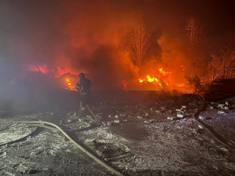 Лозова на Харківщині без тепла і води через російський обстріл (ФОТО) 12 У Лозовій на Харківщині люди без тепла і води через російський обстріл (ФОТО)