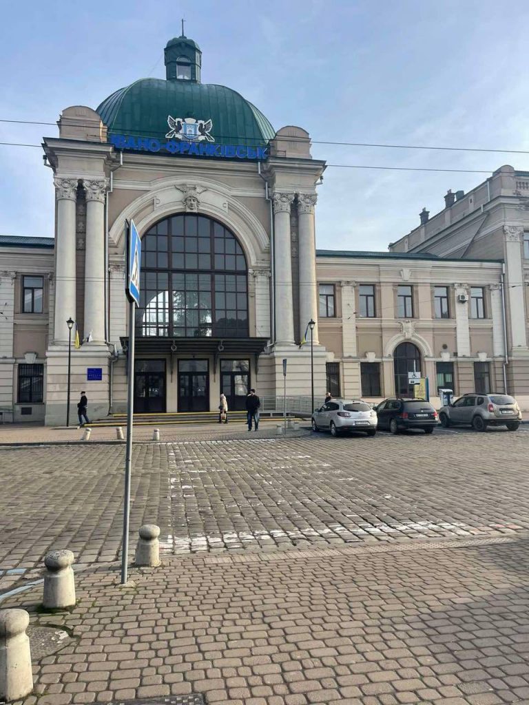 У Франківську встановлять світлофор на вокзалі (ФОТО) 4 639684759 1496010462526344 4694501093408014809 n