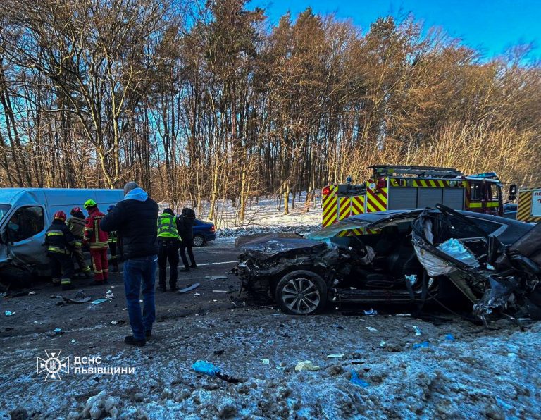 Автотроща на Львівщині: зіткнулися мікроавтобус та легковик (ФОТО) 7 639975688 1234443052114560 5720491401014083881 n
