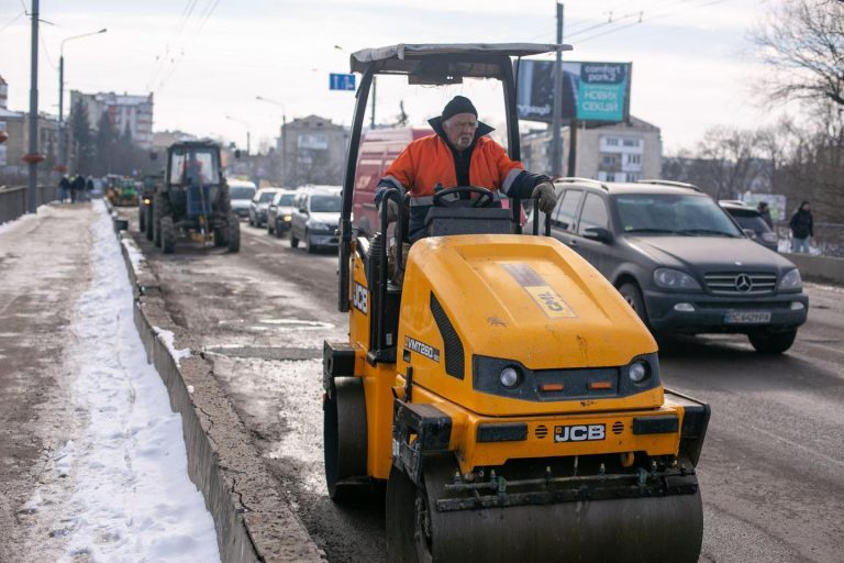На мосту до Пасічної в Івано-Франківську ліквідовують аварійні вибоїни (ФОТО) 12 640277894 1511430243886560 1181997041901573701 n
