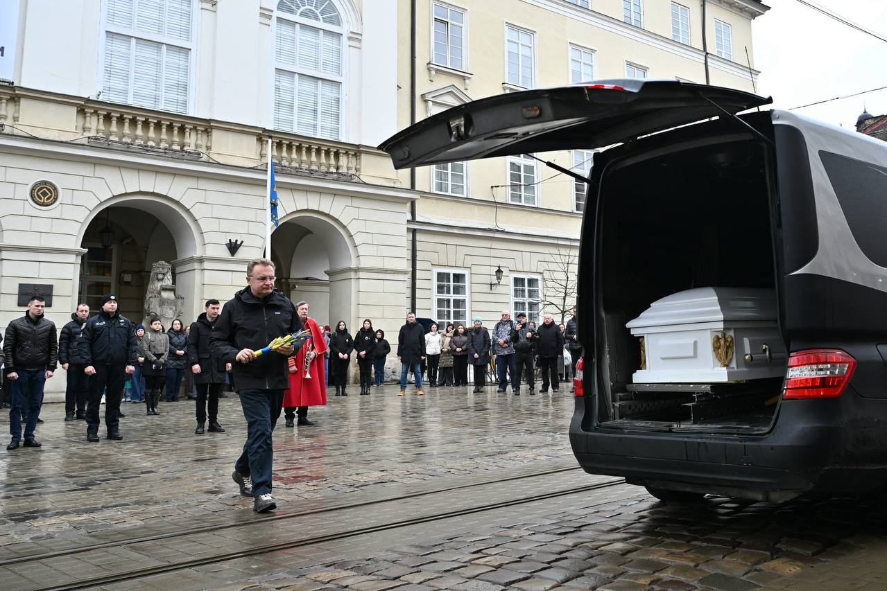 У Львові прощаються із поліцейською Вікторією Шпилькою, яка загинула внаслідок теракту 3 640293397 1377414421081253 8373086634469747652 n