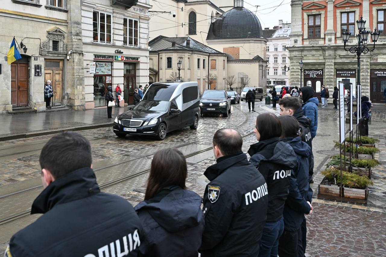 У Львові прощаються із поліцейською Вікторією Шпилькою, яка загинула внаслідок теракту 4 641281813 1377414344414594 6560555102366699007 n