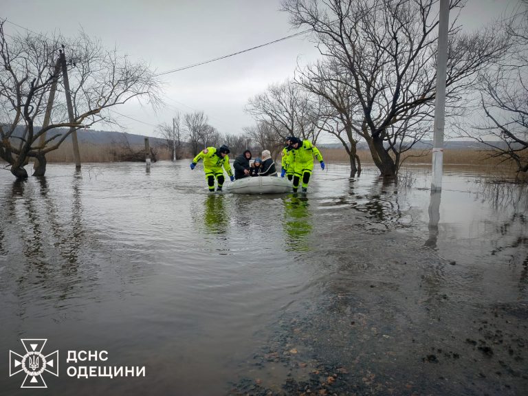 На Одещині рятувальники стримують загрозу підтоплень житлових будинків (ФОТО) 6 На Одещині деякі населені пункти під загрозою підтоплення (ФОТО)
