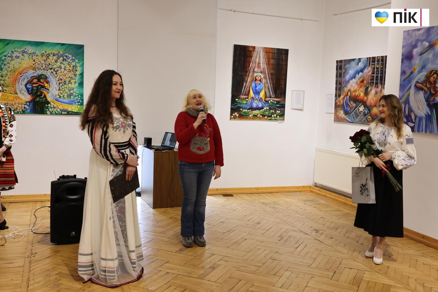 Поєднання живопису з авторською поезією: у Франківську відкрили виставка Ольги Чолінської (ФОТО) 16 G71A9377 resize