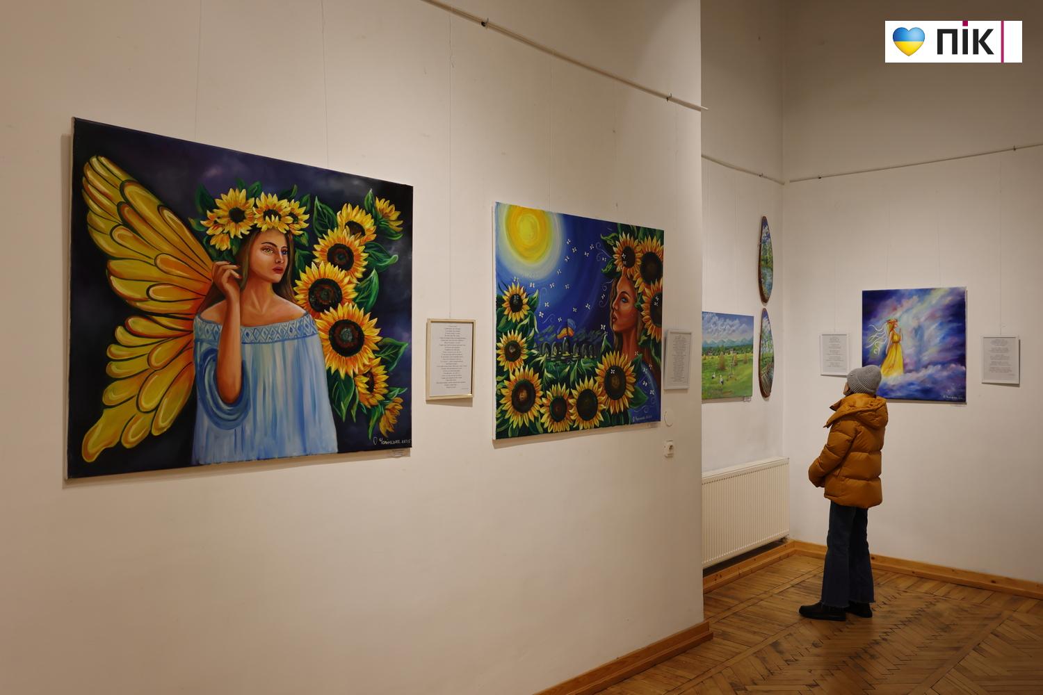 Поєднання живопису з авторською поезією: у Франківську відкрили виставка Ольги Чолінської (ФОТО) 19 G71A9420 resize