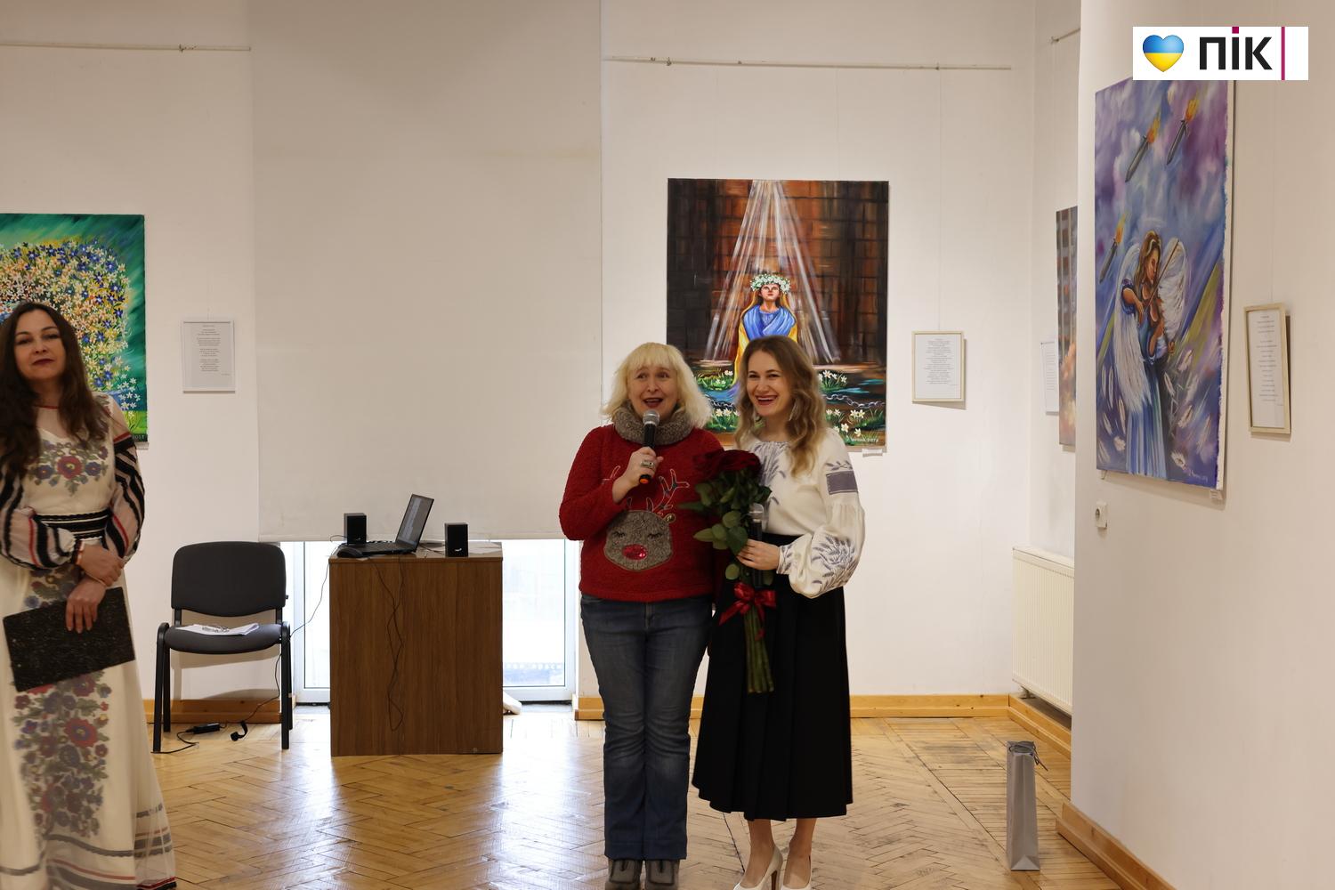 Поєднання живопису з авторською поезією: у Франківську відкрили виставка Ольги Чолінської (ФОТО) 20 G71A9425 resize