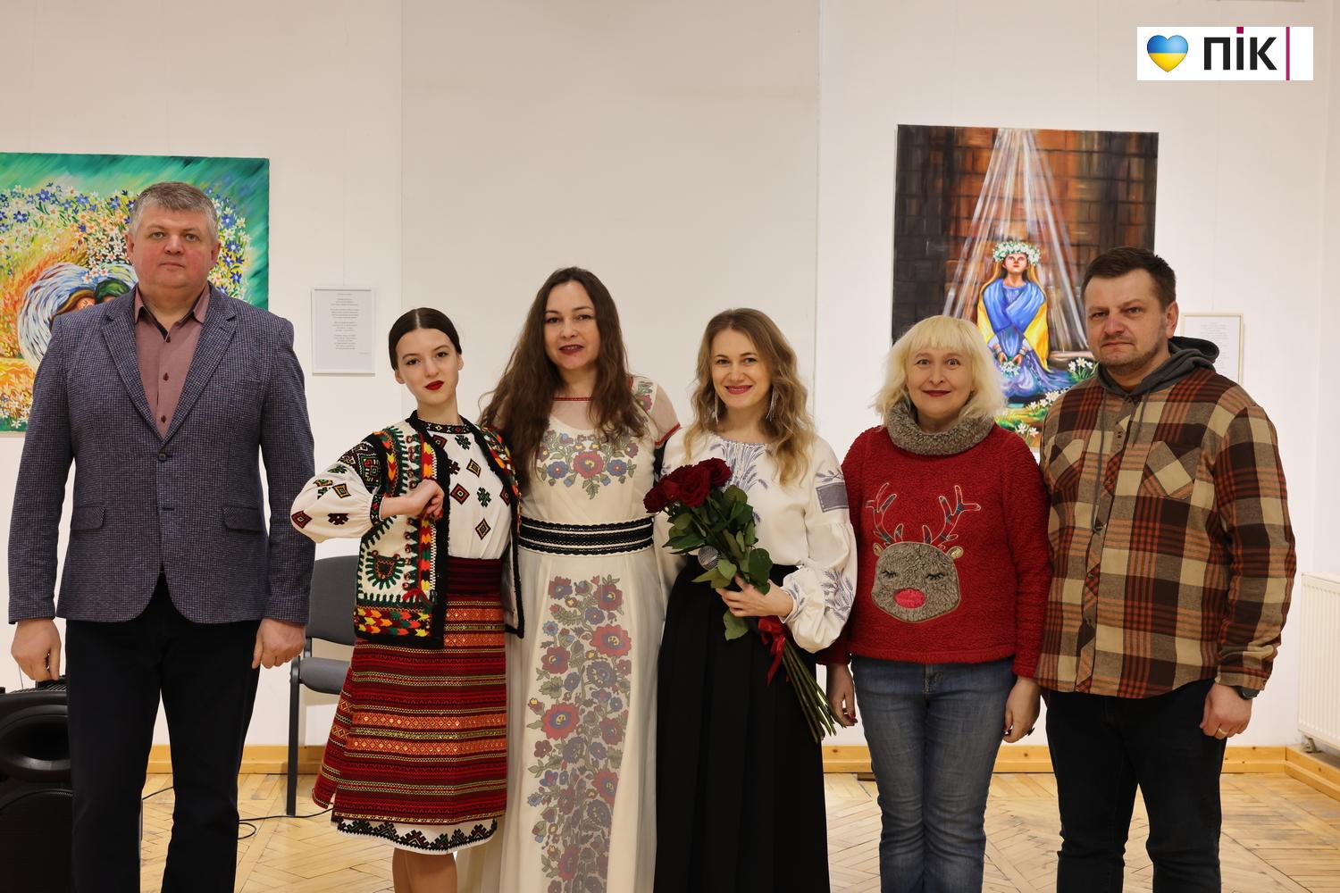 Поєднання живопису з авторською поезією: у Франківську відкрили виставка Ольги Чолінської (ФОТО) 21 G71A9453 resize