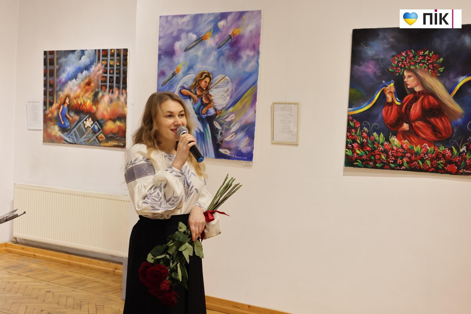 Поєднання живопису з авторською поезією: у Франківську відкрили виставка Ольги Чолінської (ФОТО) 24 G71A9614 resize 1