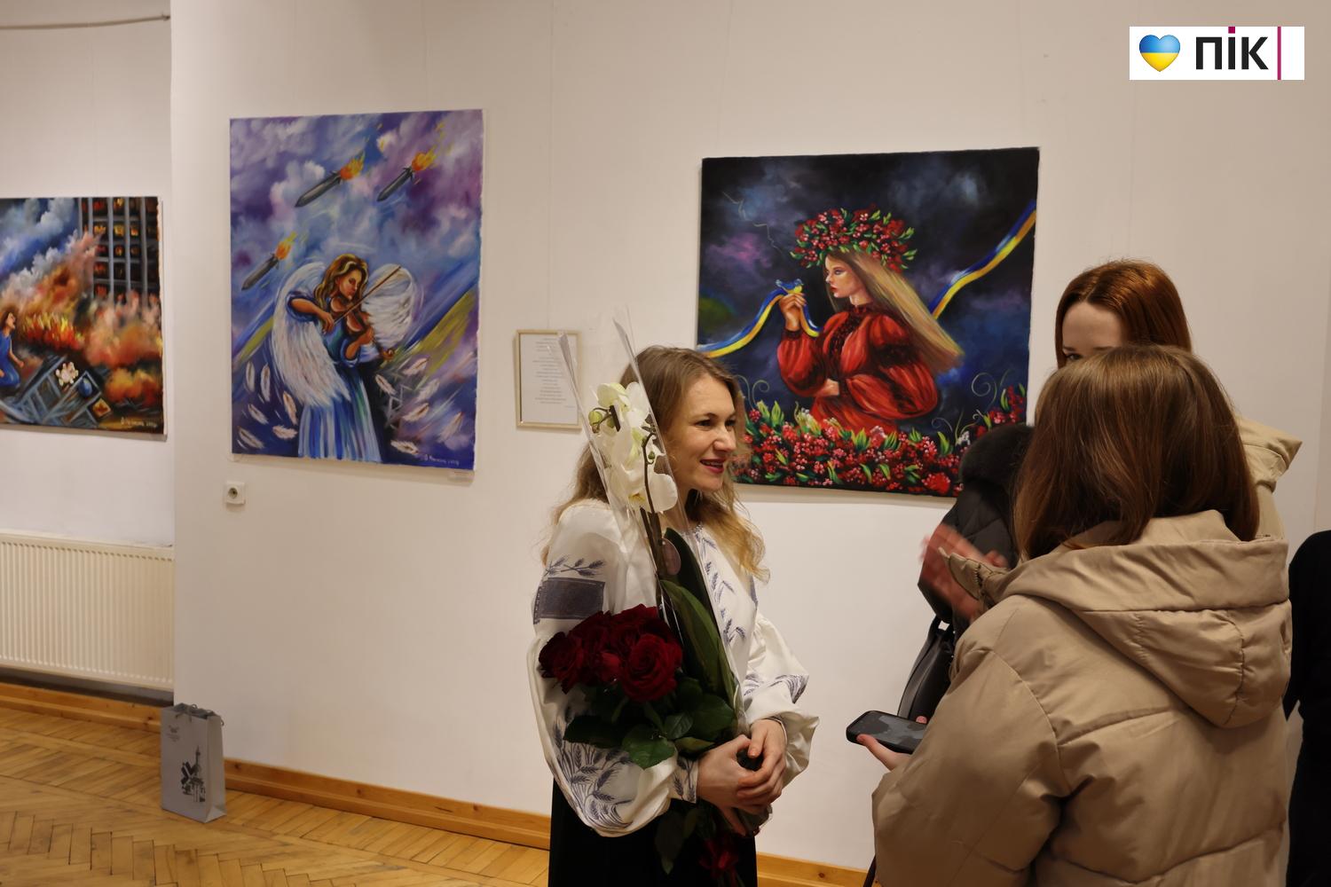 Поєднання живопису з авторською поезією: у Франківську відкрили виставка Ольги Чолінської (ФОТО) 27 G71A9806 resize