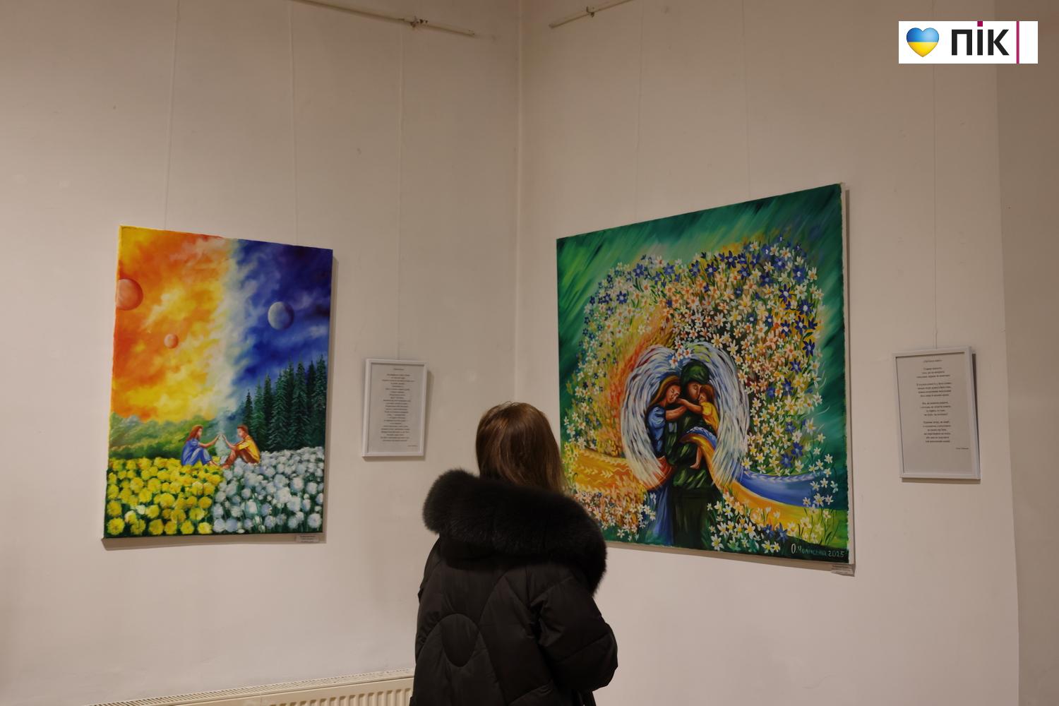 Поєднання живопису з авторською поезією: у Франківську відкрили виставка Ольги Чолінської (ФОТО) 29 G71A9920 resize