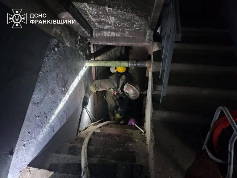 Поліцейські встановлюють обставини пожежі у Франківську 10 IMG 20260222 094746 191