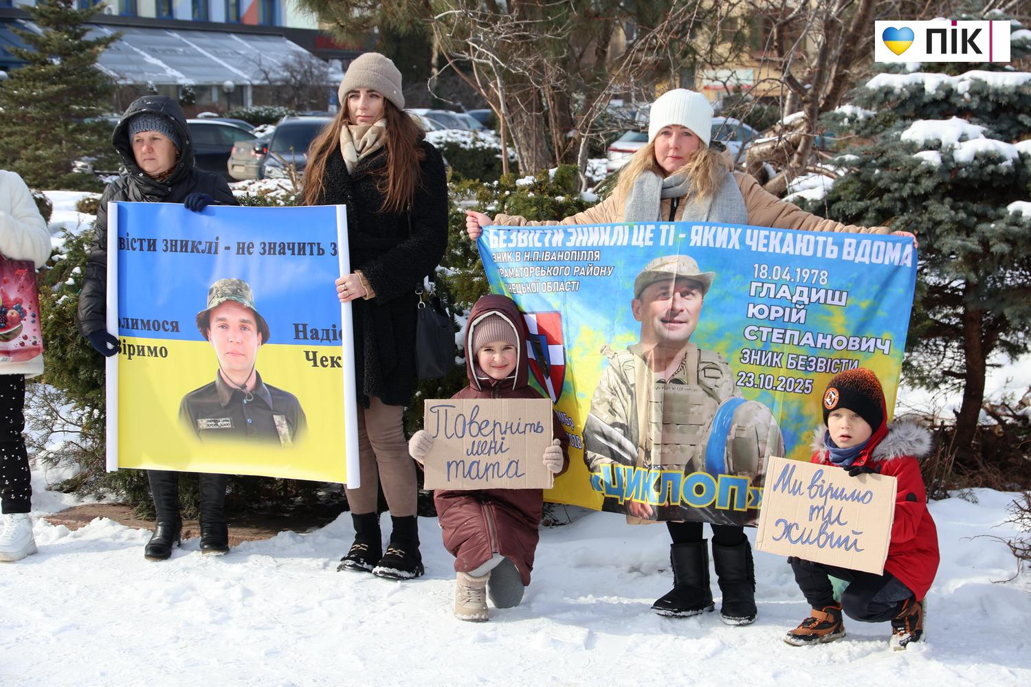 У Франківську відбулася акція-нагадування про військовополонених та зниклих безвісти захисників (ФОТО) 30 IMG 9656 novyj razmer