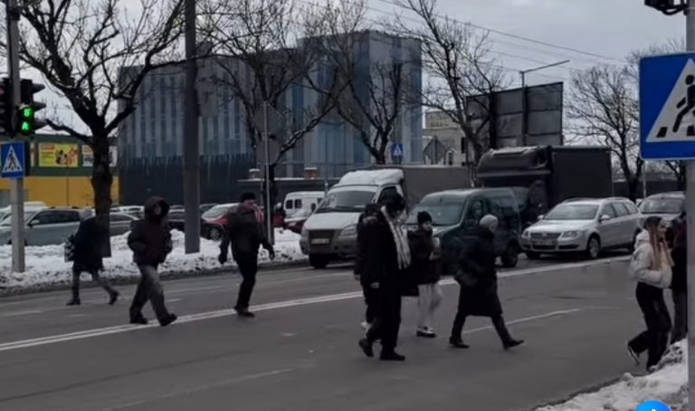 У Франківську на перехресті Коновальця - Сорохтея запрацював світлофор 15 Screenshot 2026 02 02 12 45 46 374 edit com.facebook.katana
