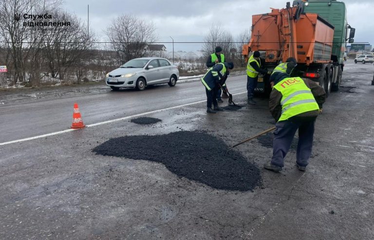 Дорожники розповіли, що зараз роблять на трасах Прикарпаття (ФОТО) 10 Дорожники розповіли, що зараз роблять на трасах Прикарпаття (ФОТО)