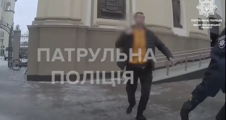 У Франківську на вулиці чоловік погрожував собі нашкодити (ВІДЕО) 9 Znimok ekrana 2026 02 20 151038