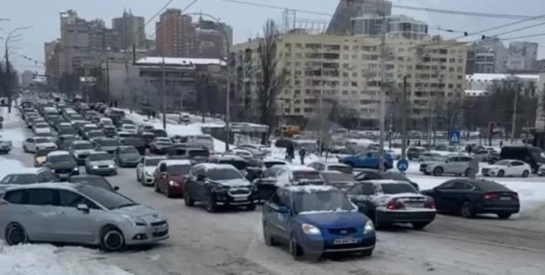 "Автопоцілунки" і затори: у Києві через негоду машини "паралізовані" 9 "Автопоцілунки" і затори: у Києві через негоду машини "паралізовані"