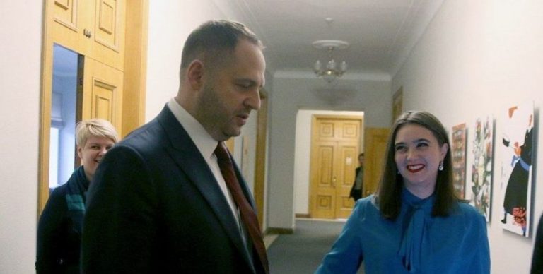 Колишня прессекретарка Зеленського заявила, що Єрмак займається магією 12 Колишня прессекретарка Зеленського заявила, що Єрмак займається магією