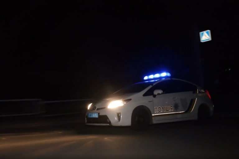 На Буковині невідомий кинув гранату в бік поліцейського авто 11 На Буковині невідомий кинув гранату в бік поліцейського авто