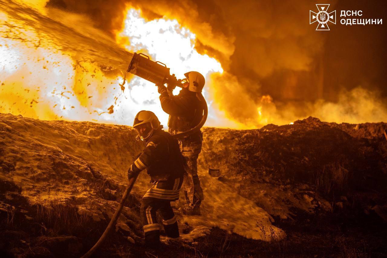 росія атакувала Одесу: пожежі, пошкоджена інфраструктура та перебої з водою 2 photo 2026 02 15 08 57 43