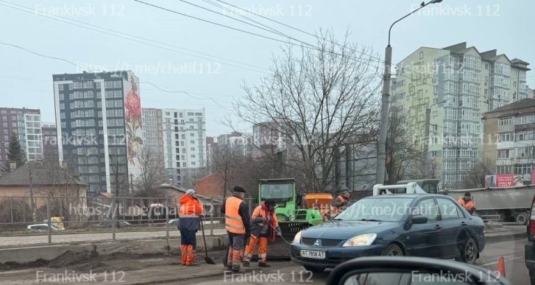 Робота кипить! У Франківську дорожники "латають" асфальт (ВІДЕО) 12 photo 2026 02 28 10 03 48