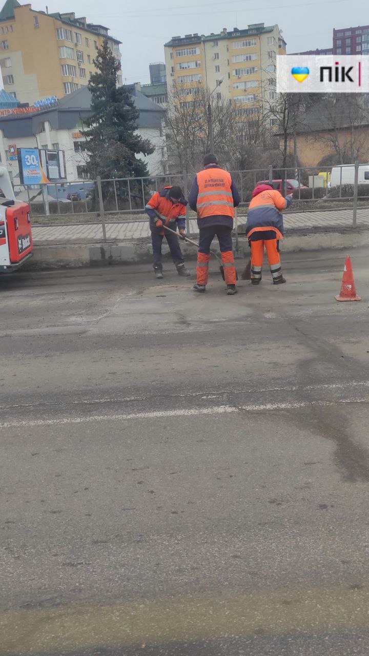 Робота кипить! У Франківську дорожники "латають" асфальт (ВІДЕО) 2 photo 2026 02 28 11 17 35