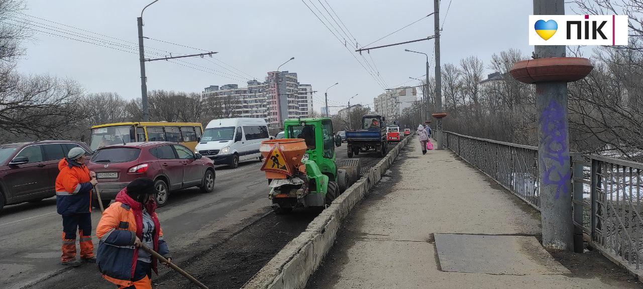 Робота кипить! У Франківську дорожники "латають" асфальт (ВІДЕО) 3 photo 2026 02 28 12 54 32