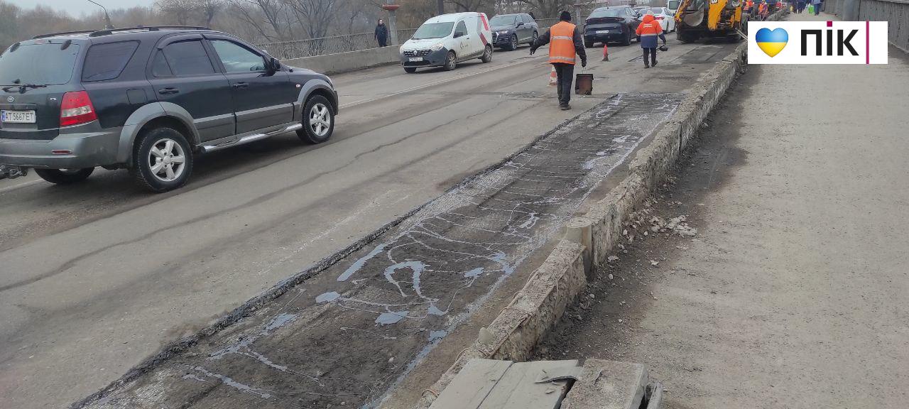 Робота кипить! У Франківську дорожники "латають" асфальт (ВІДЕО) 4 photo 2026 02 28 12 54 33 2