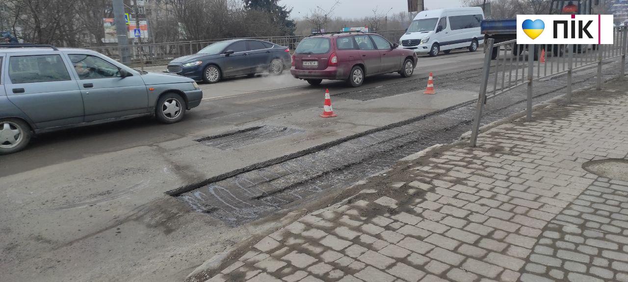 Робота кипить! У Франківську дорожники "латають" асфальт (ВІДЕО) 5 photo 2026 02 28 12 54 33 3