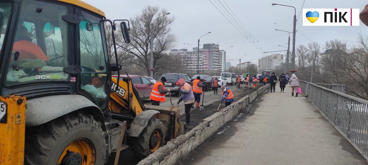 Робота кипить! У Франківську дорожники "латають" асфальт (ВІДЕО) 2 photo 2026 02 28 12 54 33