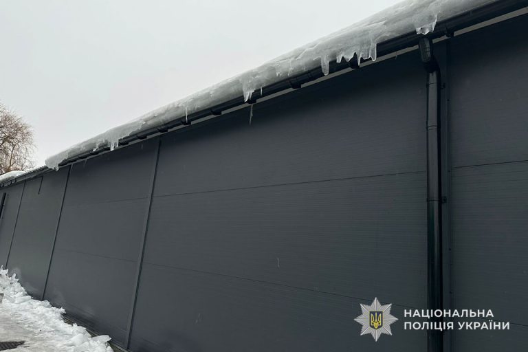 У Бережанах через падіння льодяньої брили до лікарні потрапила 8-річна дитина (ФОТО) 8 v8 d340193215b8e0a891f13b158b3eb081