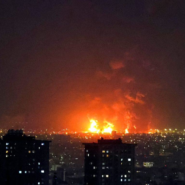Ізраїль вдарив по нафтобазах Ірану 9 07IRAN LIVE OIL ATTACKS ckgv mobileMasterAt3x