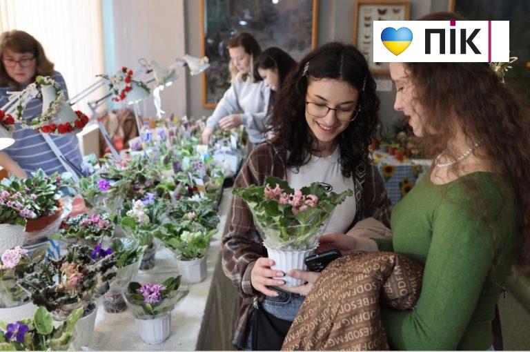 У Франківську триває благодійна виставка фіалок та кактусів (ФОТО)