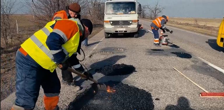 В Україні прискорять ремонт доріг: уряд виділив перші три млрд гривень 11 В Україні прискорять ремонт доріг: уряд виділив перші три млрд гривень