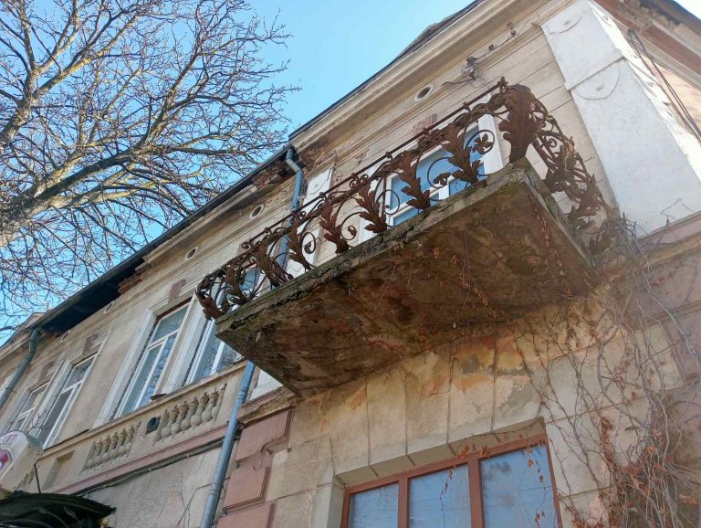 У Франківську обвалилася частина фасаду будинку на вулиці Лепкого (ФОТО) 3 645260196 122165378054866671 6075872953786218766 n
