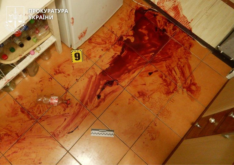 У Франківську чоловікові, який напав із ножем на сусіда, оголосили нову підозру (ФОТО) 8 У Франківську чоловікові, який напав із ножем на сусіда, оголосили нову підозру (ФОТО)