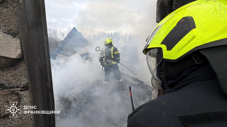 У Микитинцях горів дачний будинок (ФОТО) 9 У Микитинцях горів дачний будинок (ФОТО)