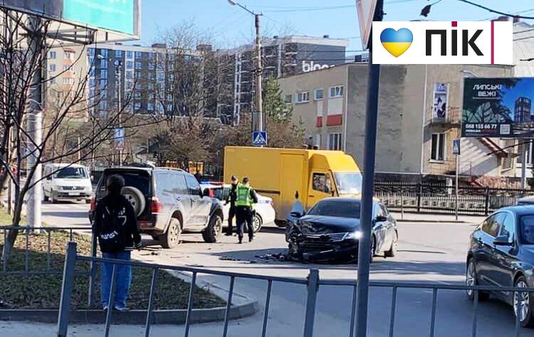 У Франківську зіштовхнулися джип та легковик: відео з місця ДТП 1 646825018 4454837504738196 8627171988184086095 n