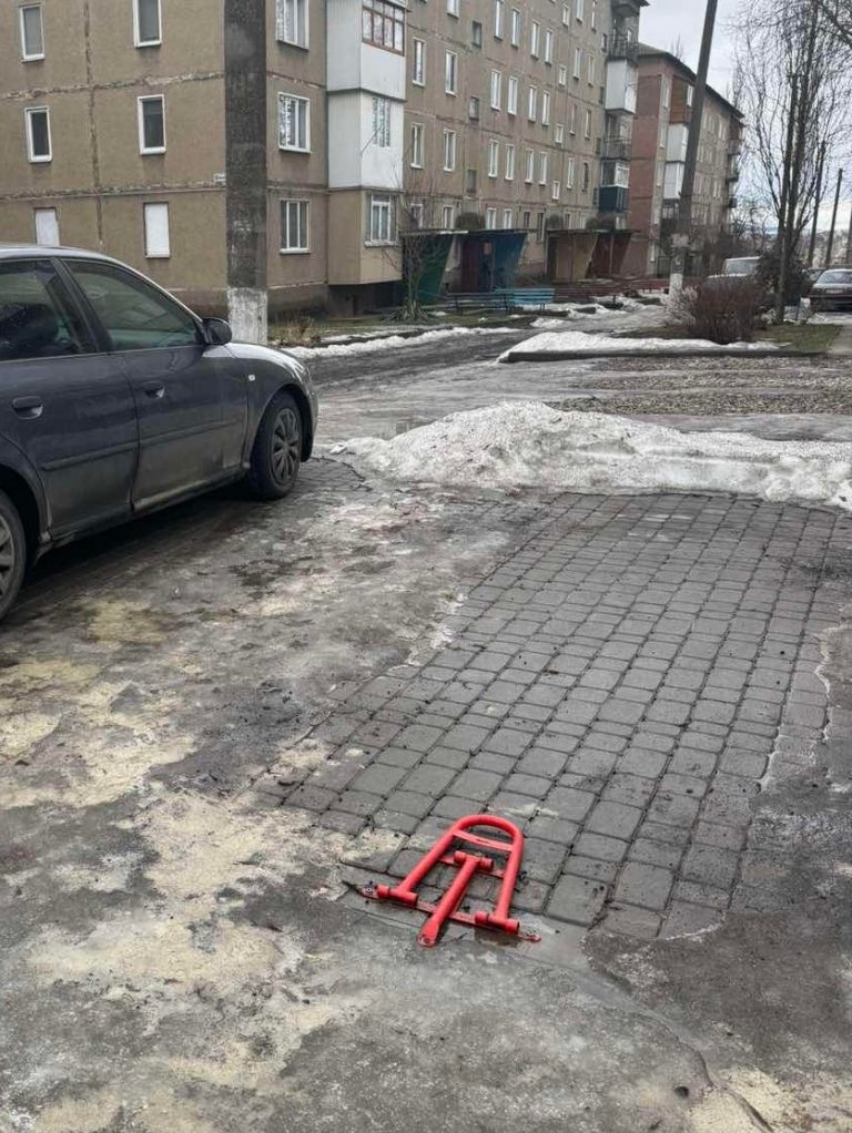 У Бурштині оштрафували чоловіка за самовільне «бронювання» паркомісця (ФОТО) 4 У Бурштині оштрафували чоловіка за самовільне «бронювання» паркомісця біля багатоквартирного будинку на вул. Стуса. Він встановив обмежувачі, щоб закріпити місце для свого авто. Порушення зафіксувала муніципальна інспекція та склала адмінпротокол. Хоча конструкції порушник згодом демонтував, адміністративна комісія все одно ухвалила рішення накласти штраф.