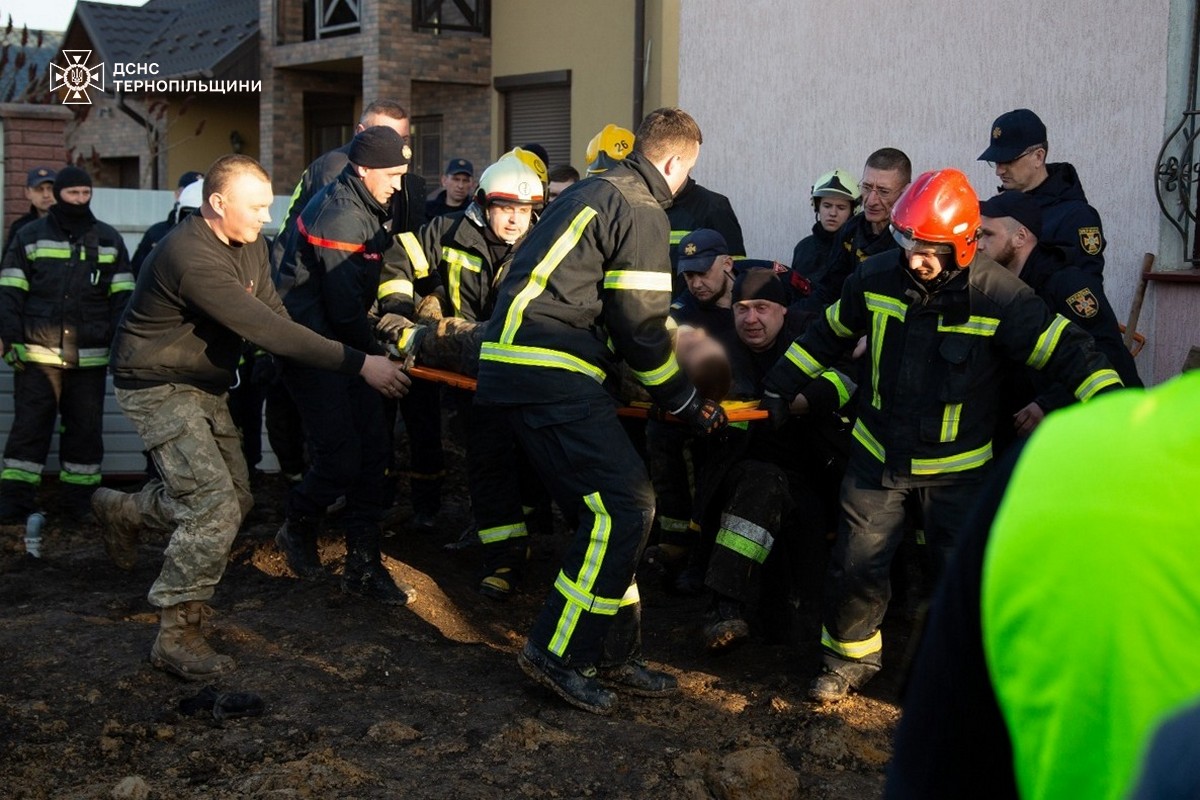 На Тернопільщині обвалився ґрунт на чоловіка та трьох рятувальників, які прибули на виклик 2 649816377 1257519096566897 8801770648044168980 n