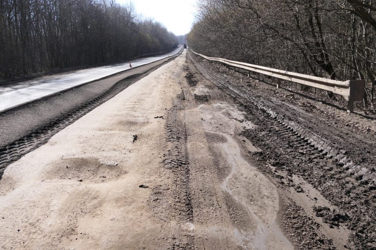 На об’їзній Івано-Франківська почали ремонт дороги Н-09: латають ями 10 На об’їзній Івано-Франківська почали ремонт дороги Н-09: латають ями
