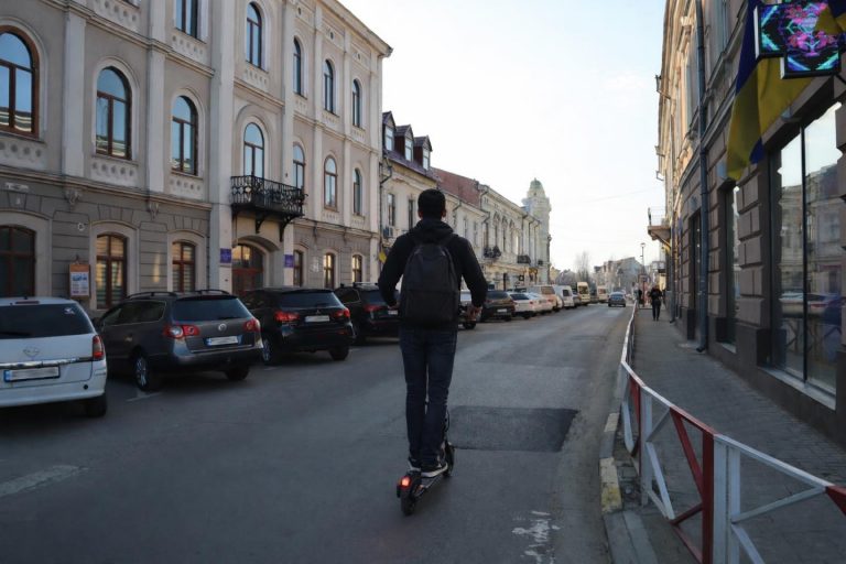 У центрі Коломиї обмежили роботу електросамокатів: що відомо 5 У центрі Коломиї обмежили роботу електросамокатів: що відомо