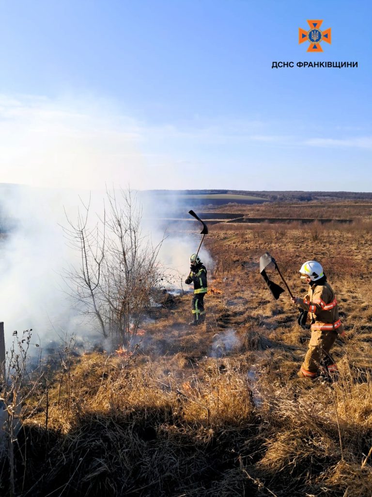 Масштабна пожежа сухої трави на Калущині: постраждав чоловік (ФОТО) 9 650840744 1228296616126366 1458413364703162263 n