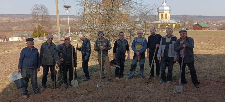 У Брошнів-Осадській громаді висадили церковний сад (ФОТО) 7 У Брошнів-Осадській громаді висадили церковний сад (ФОТО)