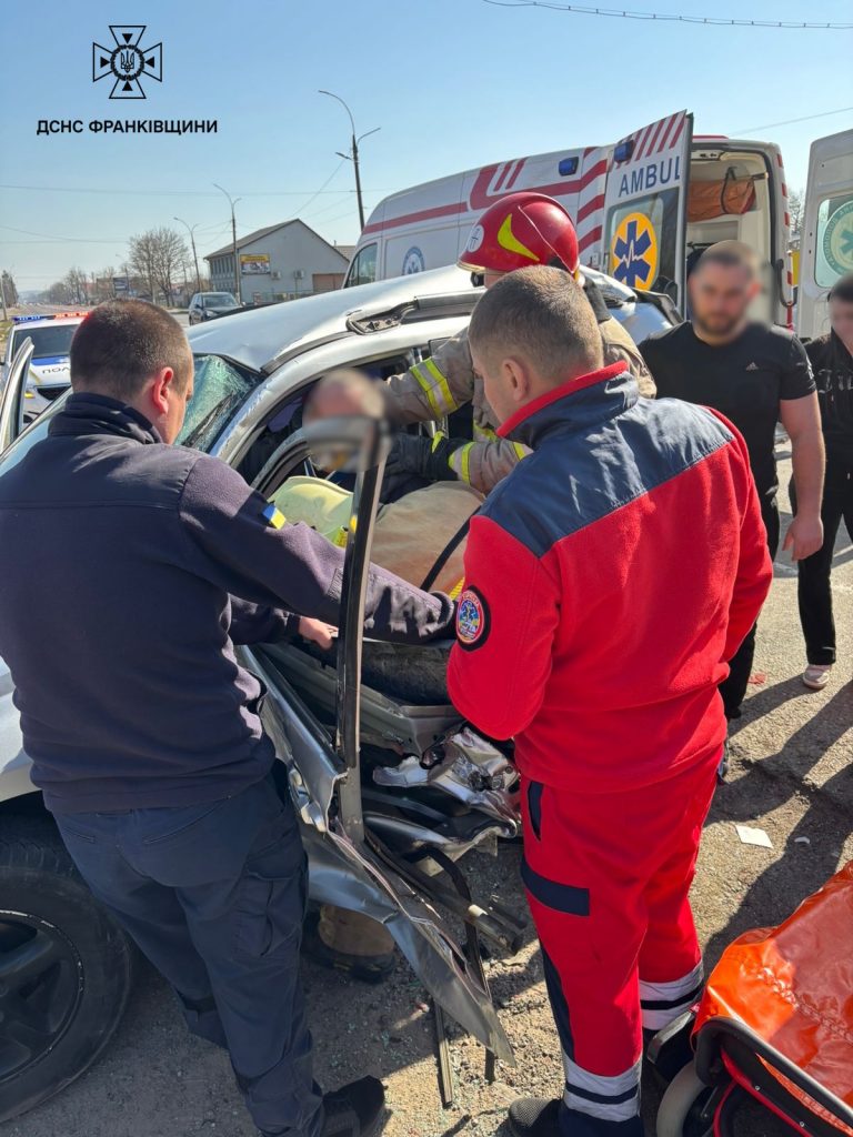 У Коломиї внаслідок ДТП водія затиснуло в салоні авто (ФОТО)