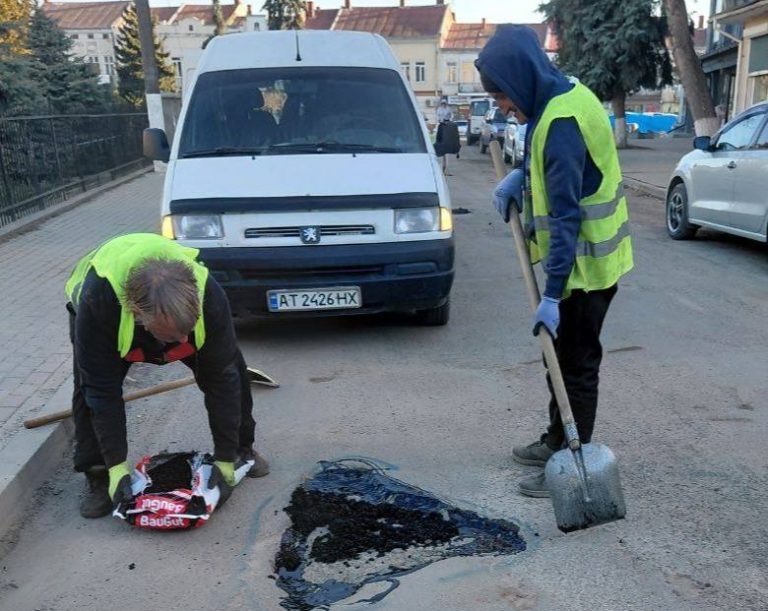 У Снятині розпочали латати ями на дорогах (ФОТО)