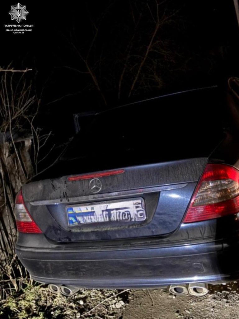 На Прикарпаті нетверезий водій Mercedes-Benz тікав від патрульних (ФОТО) 8 653011751 1396390699195204 2009311923661377322 n