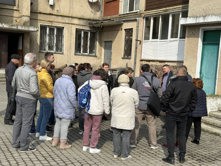 Пожежа в Брошнів-Осаді: мешканцям пояснили, як відновити дах (ФОТО)